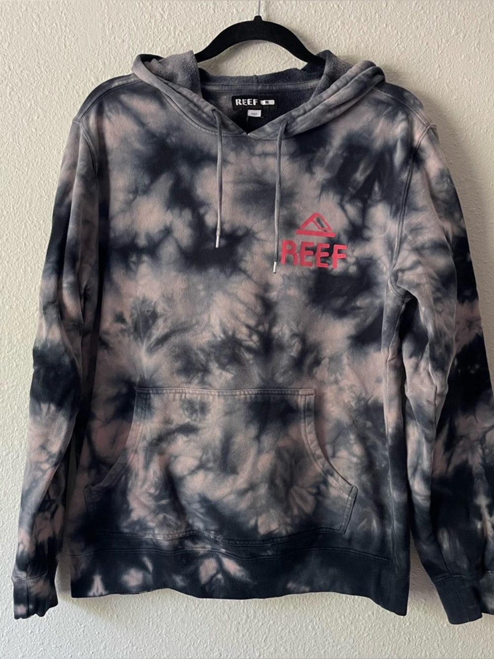 Reef men’s black and light pink tie dye scorpion surfer hooded sweatshirt